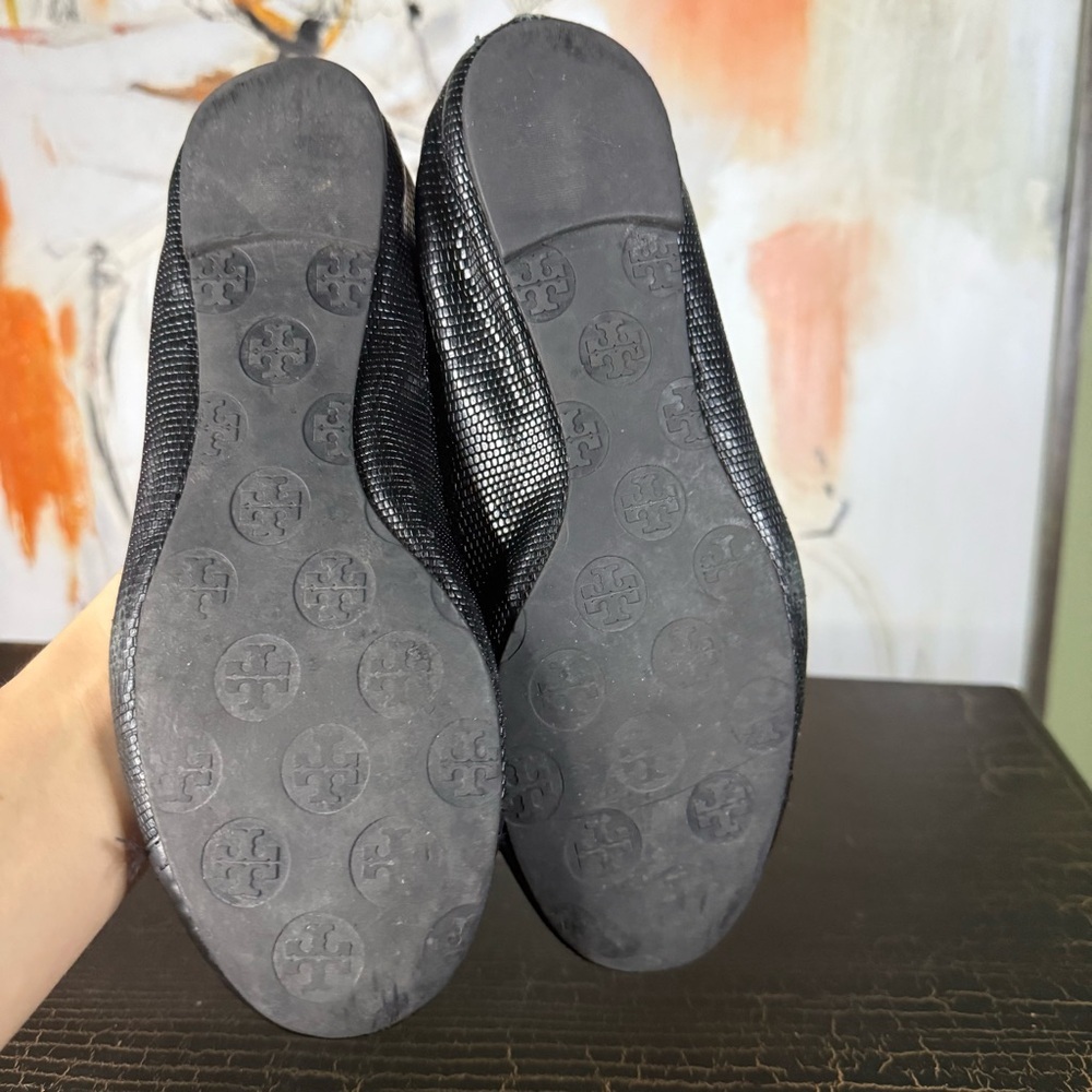 Tory Burch Textured Black Flats with Gold Emblem - Picture 7 of 12